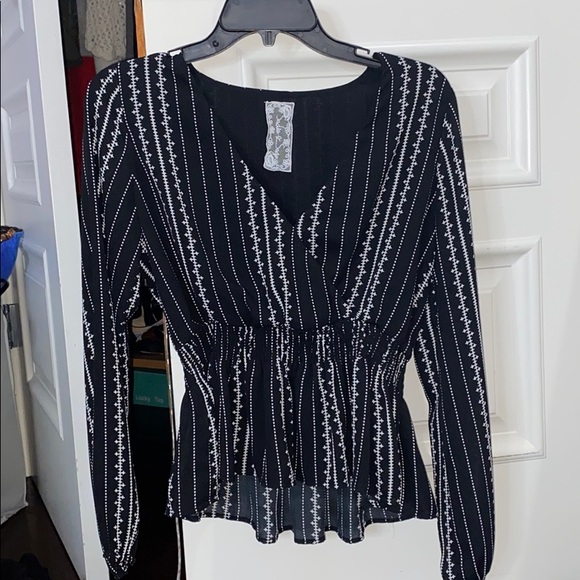 Black and white top - Picture 1 of 2